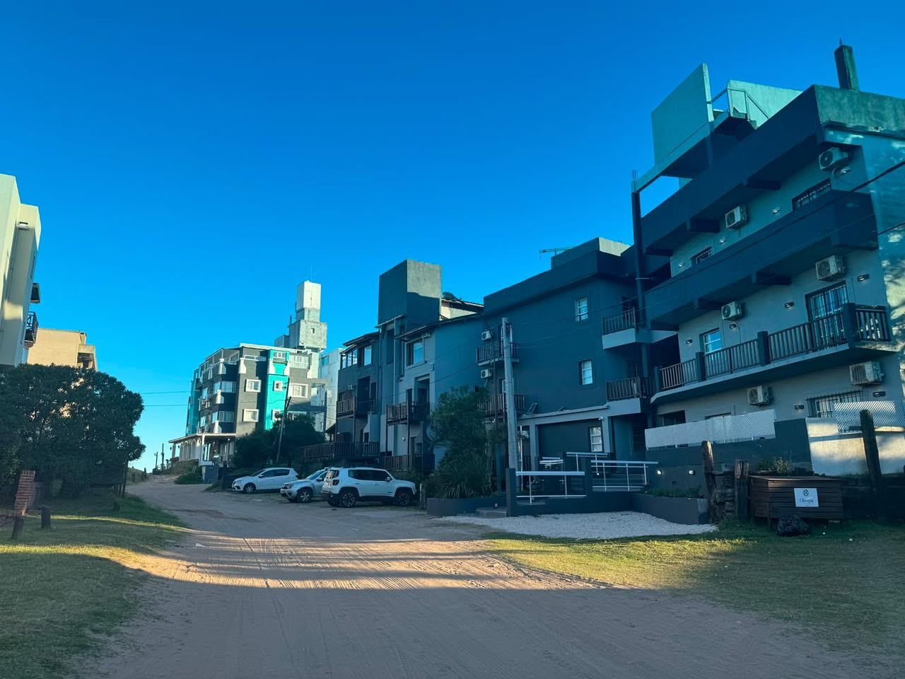El edificio desde la calle, a pasos de la playa
