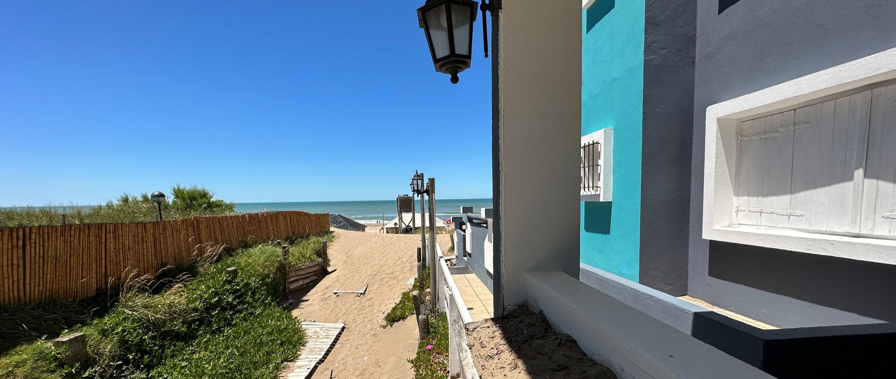 Bajada a la playa desde el edificio